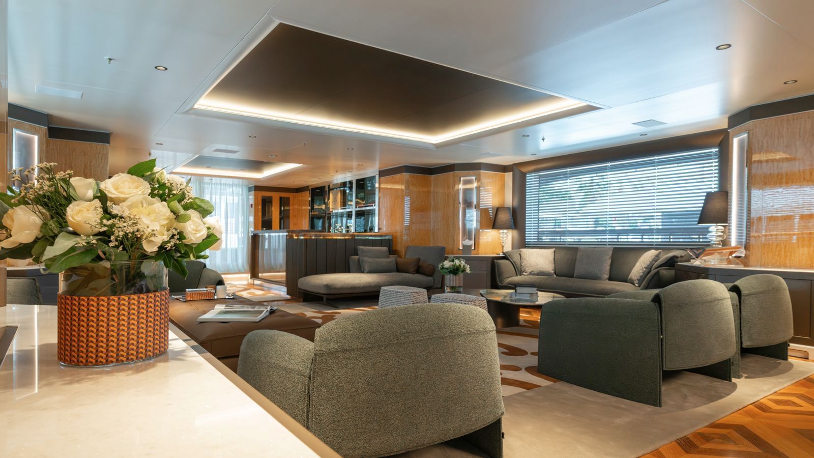 M/Y AELIA yacht charter prices Cannes France