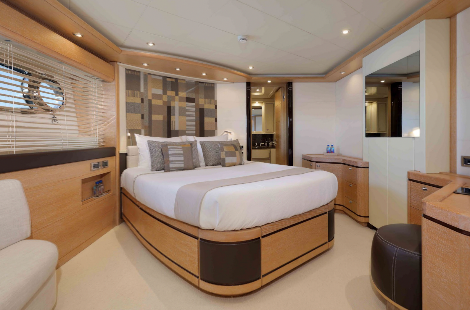 AERO weekend yacht charter Cannes 