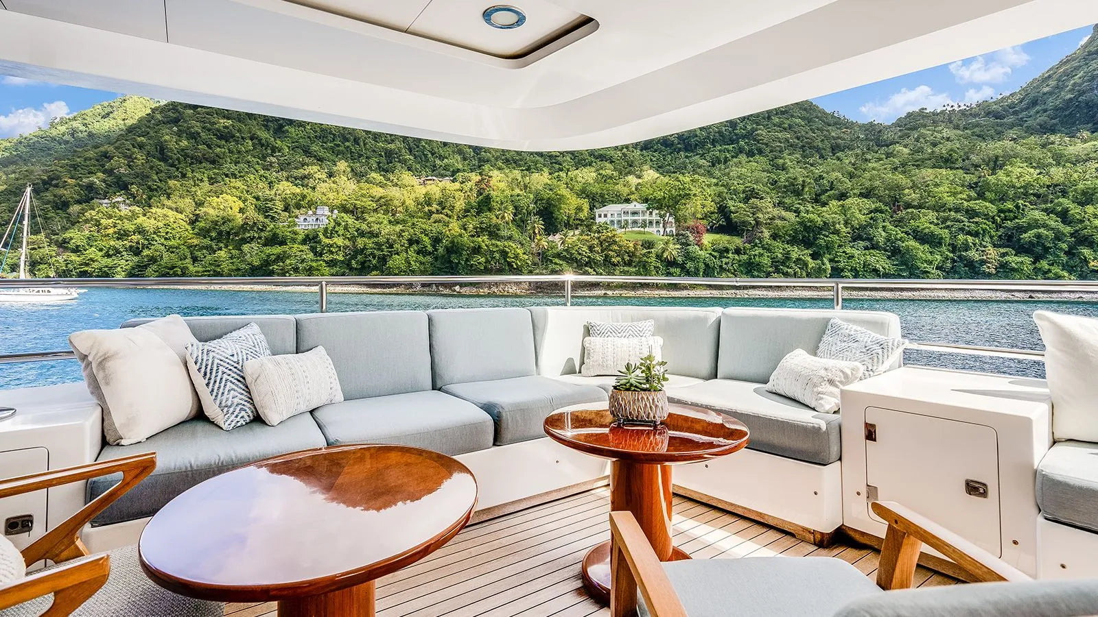 Weekly yacht Charter Holiday Cannes 