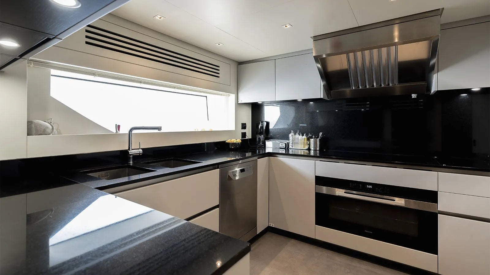 M/Y LES BRUXELLOIS Superyacht Hire Cannes