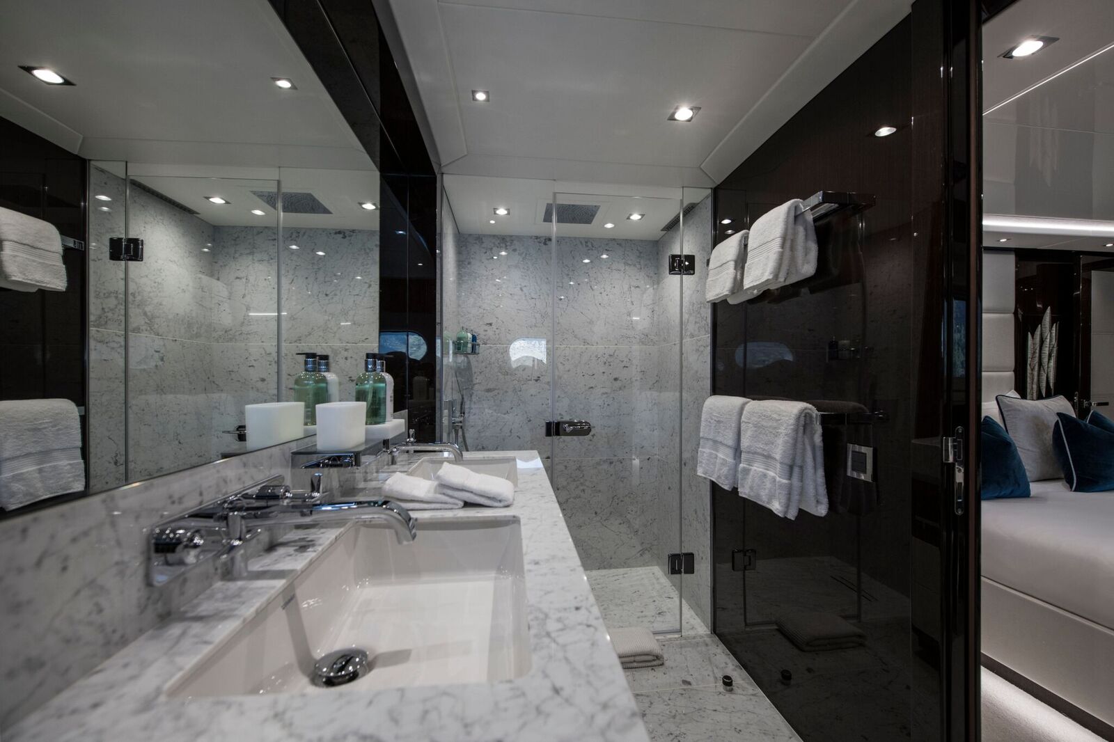 Fully crewed motor yachts south of France