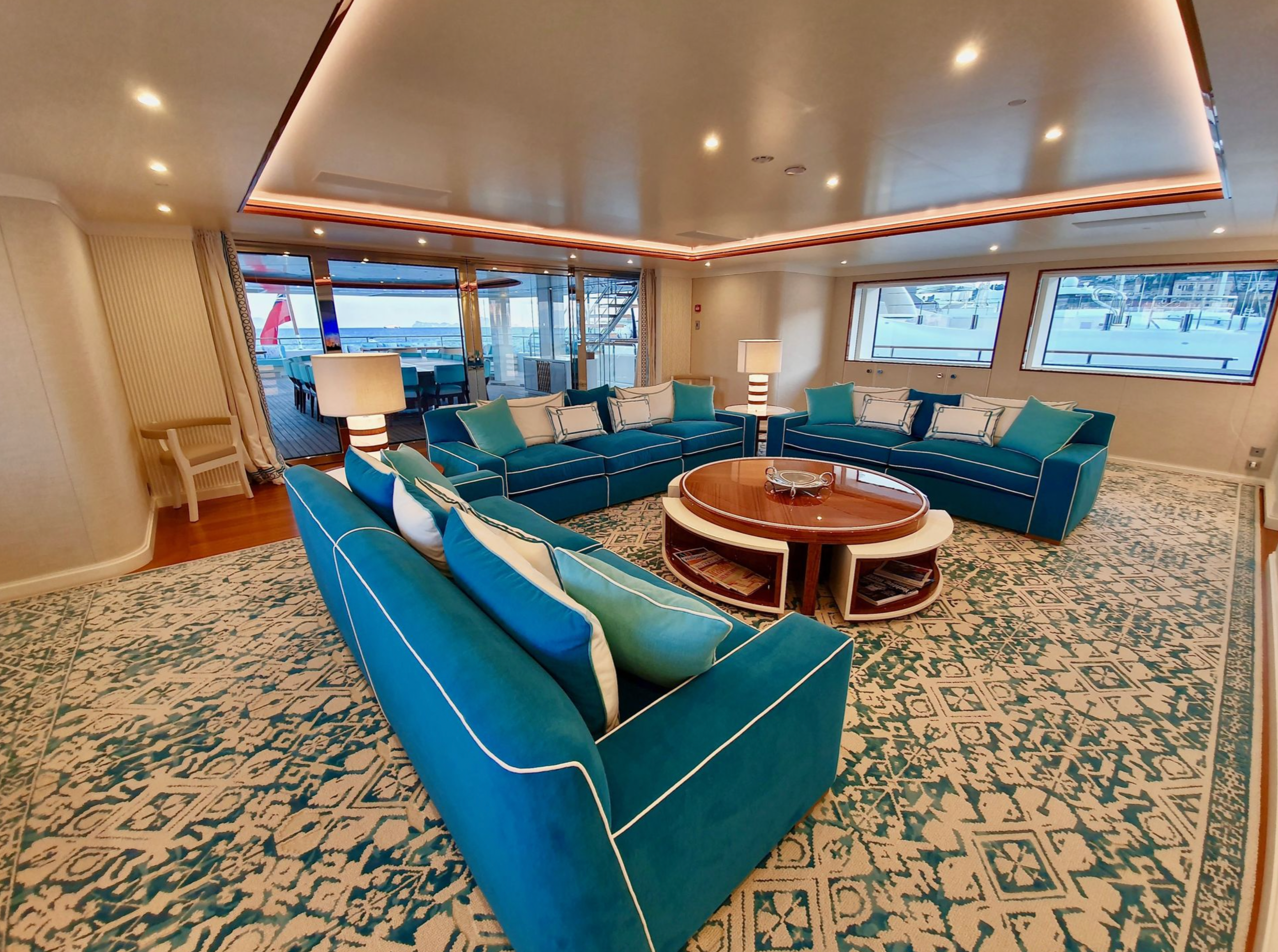 weekly yacht charter Cannes