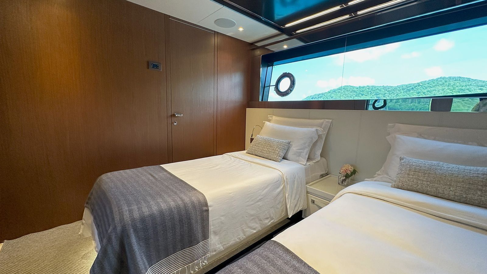 M/Y NOI party yacht charter Cannes