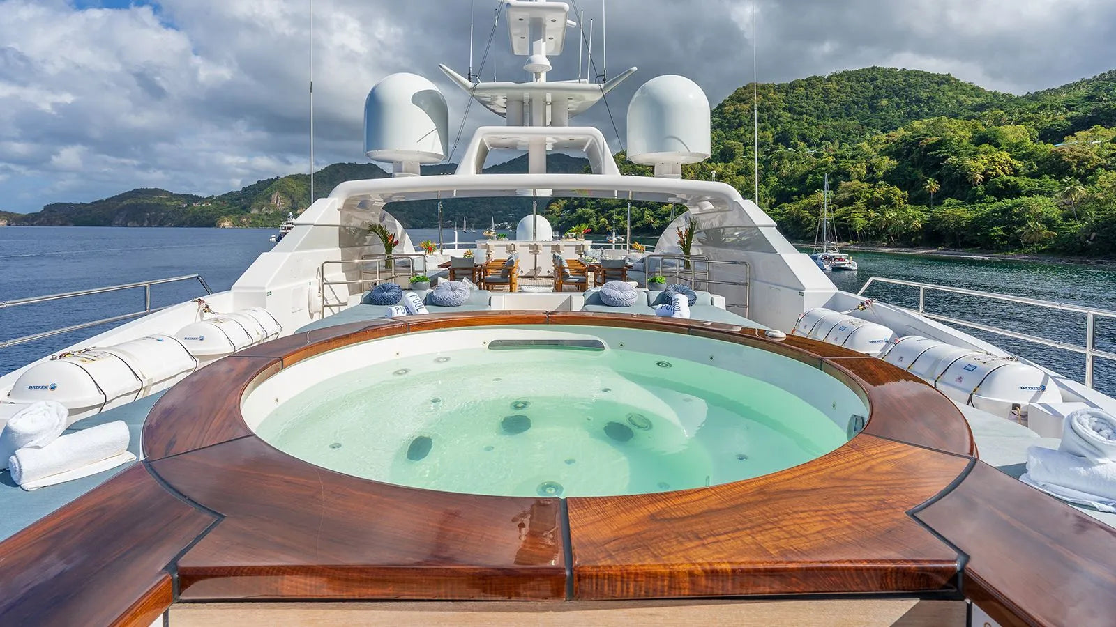 luxury yacht charter Holiday Cannes 
