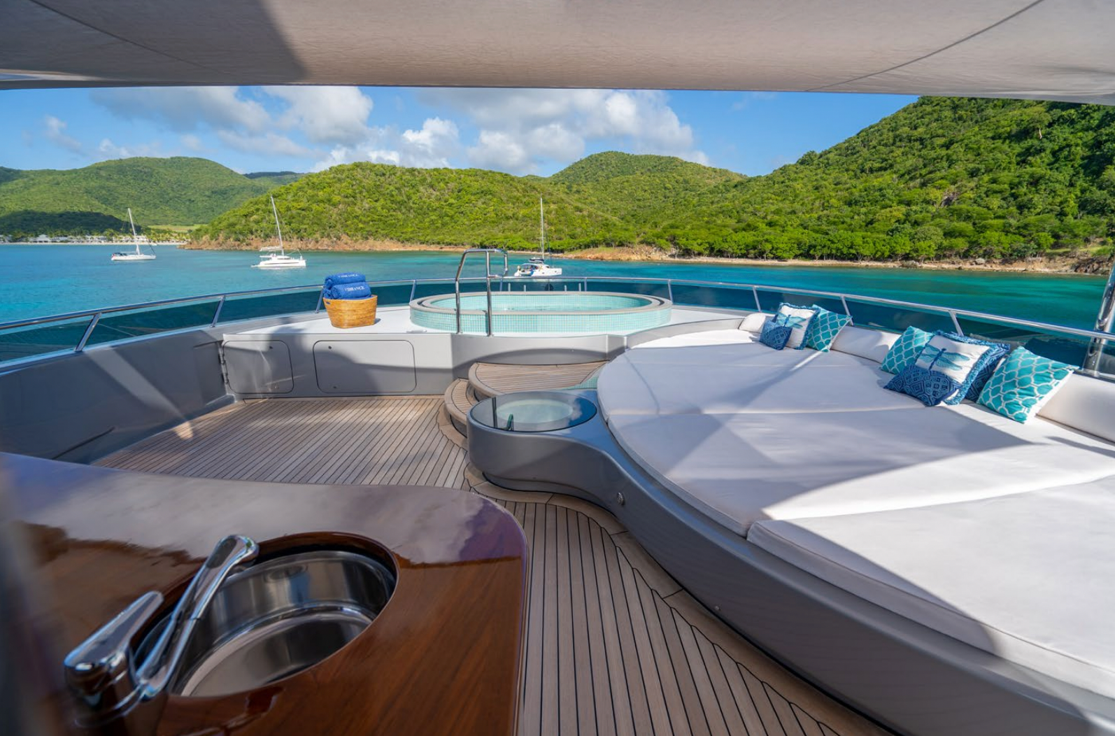 VIBRANCE party yacht Charter saint Barths