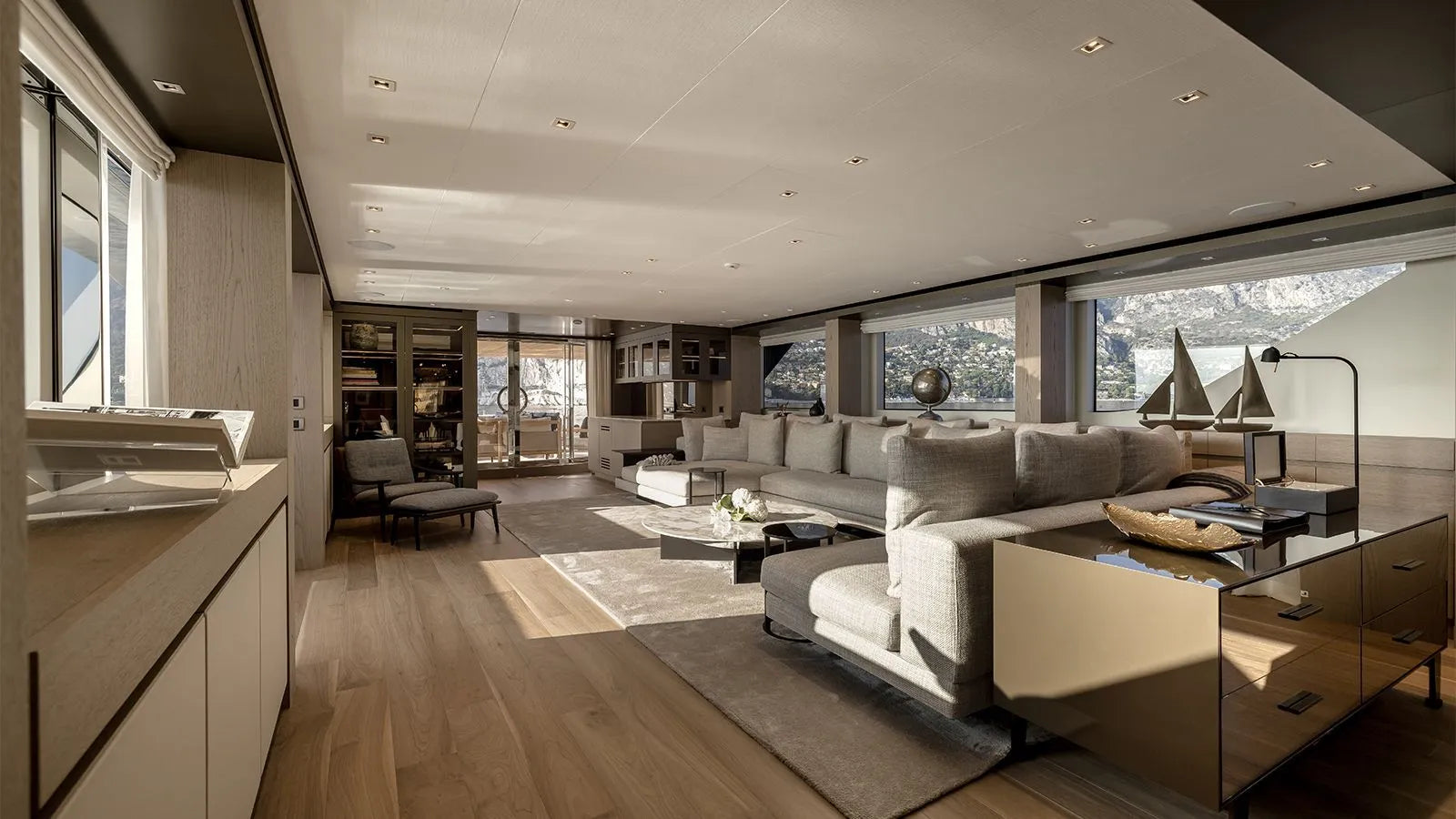 M/Y LES BRUXELLOIS Yacht Charter Holiday In Cannes France