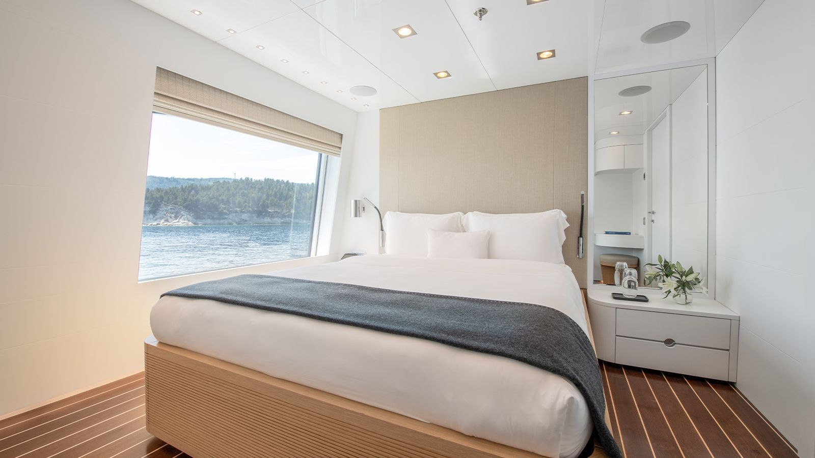 M/Y ZIA Yacht for rent cannes France