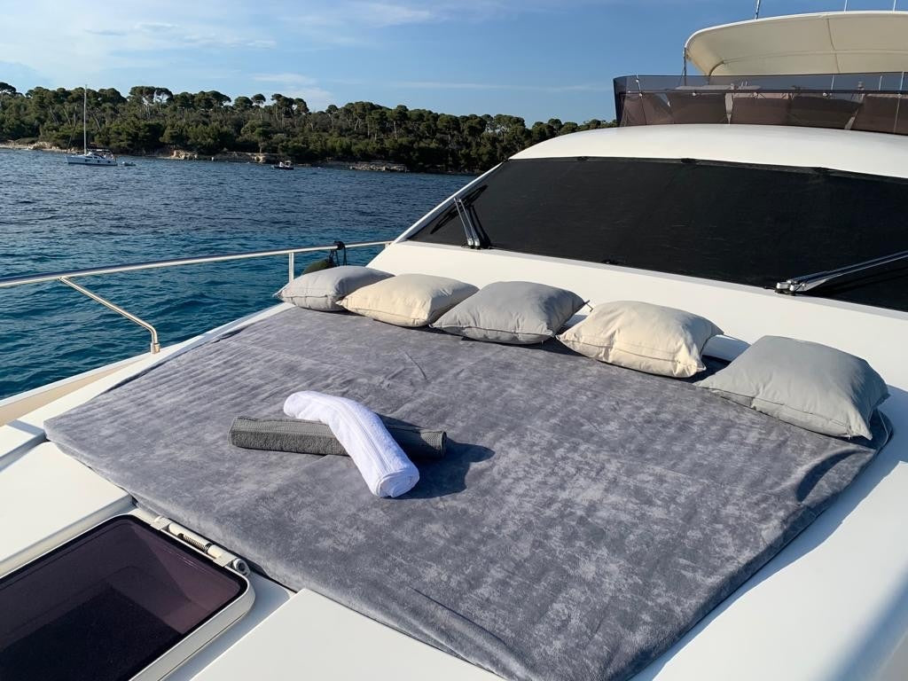 FERRETTI weekend yacht charter Cannes 