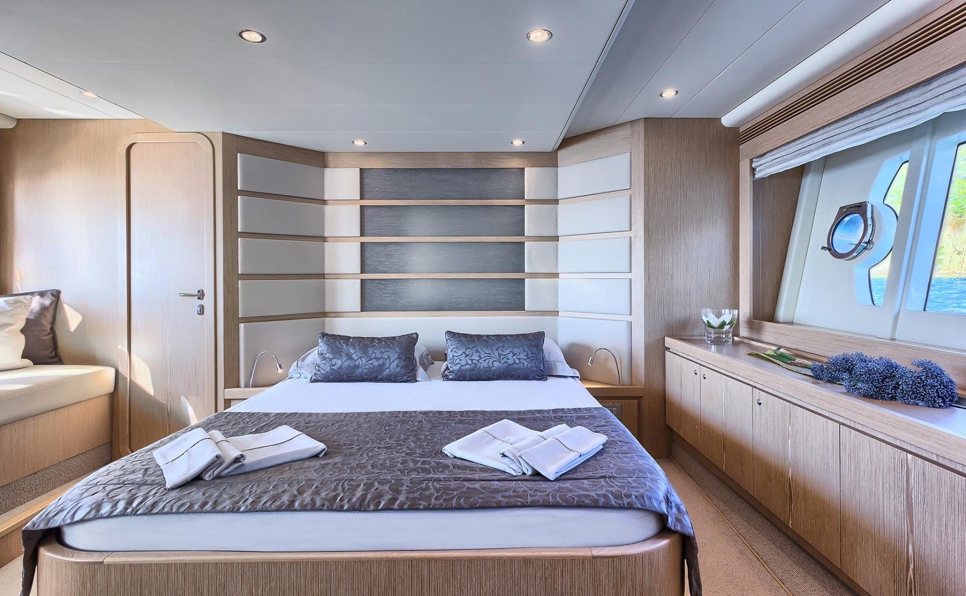 FERRETTI luxury yacht charter Cannes 